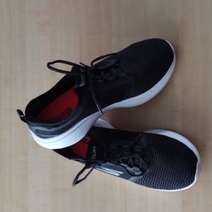 EUC skechers go run womens size 9.5